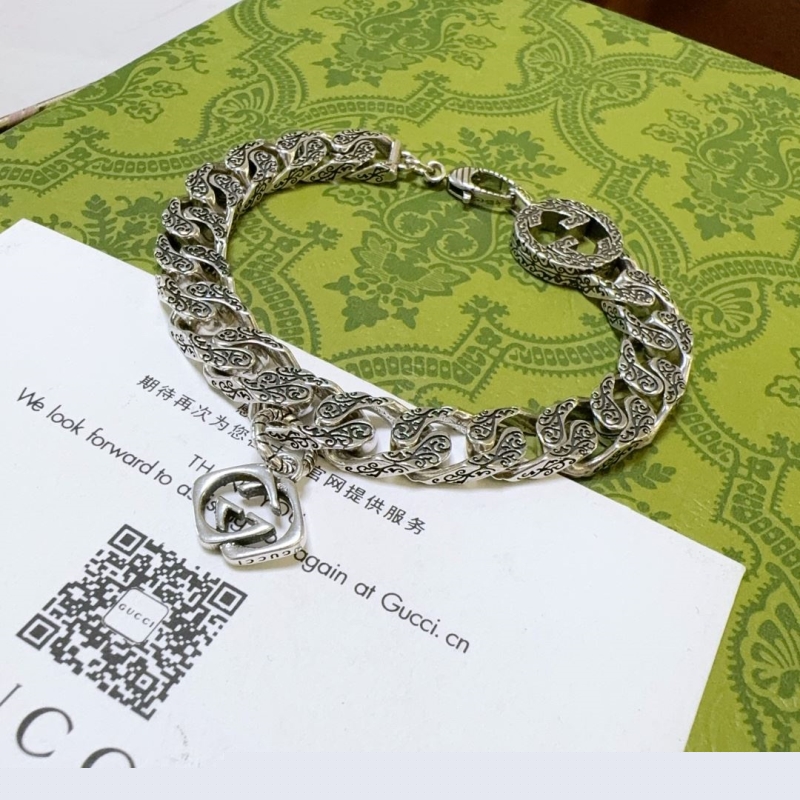 G*u*i bracelets